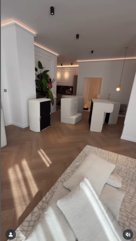 Imagini din noua casă a Georgianei Lobonț. Livingul este imens. Artista a ales culori calde și relaxante pentru decor