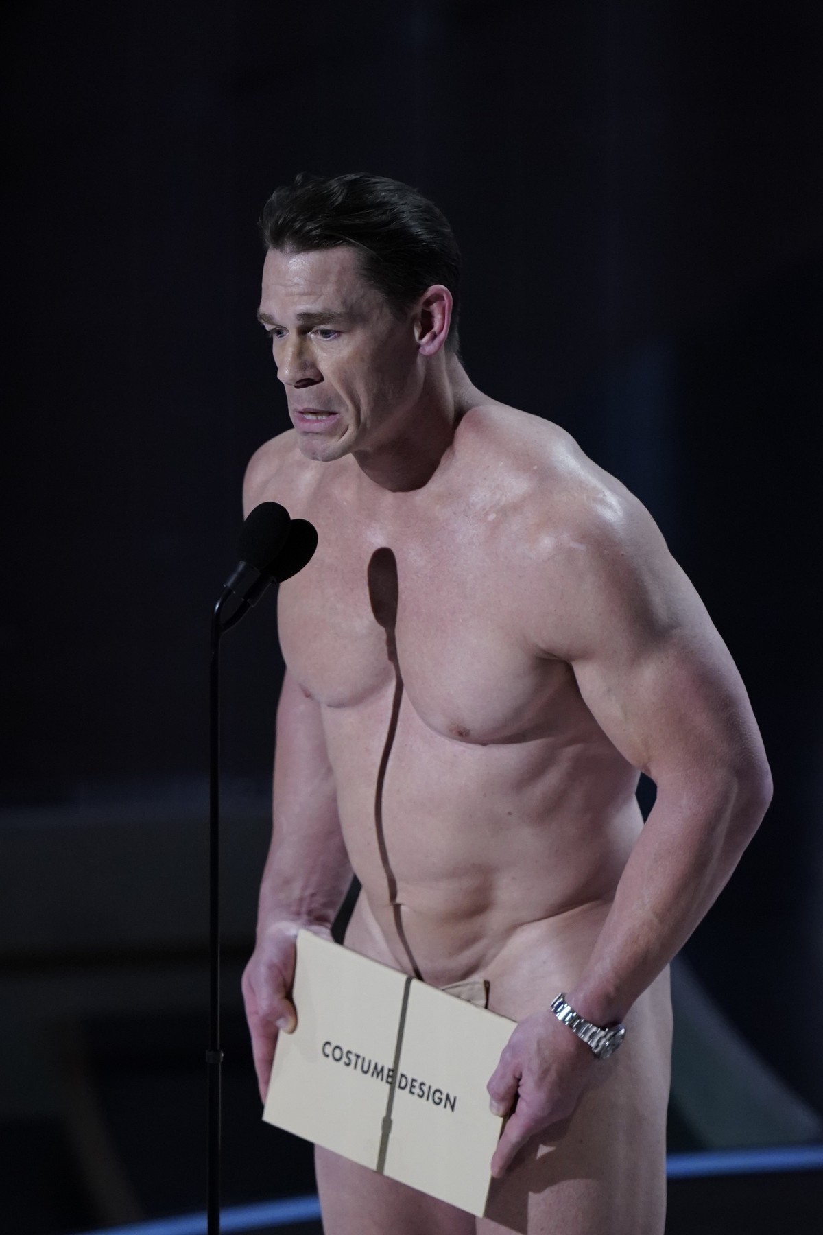 John Cena a apărut complet dezbrăcat pe scena de la Premiile Oscar 2024. Și-a acoperit zona intimă cu un plic | VIDEO