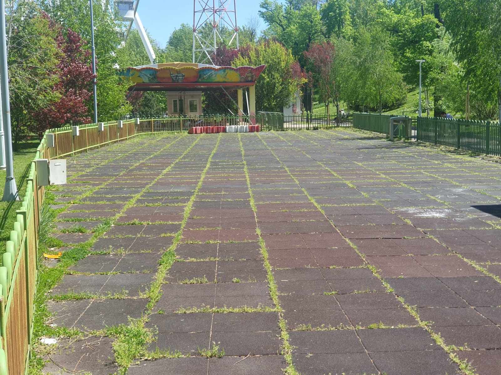 Apocalipsa din Parcul Tei: complexul de distracții abandonat, bănci vandalizate, munți de gunoaie, pontoane devastate. Pericol iminent de tragedii!