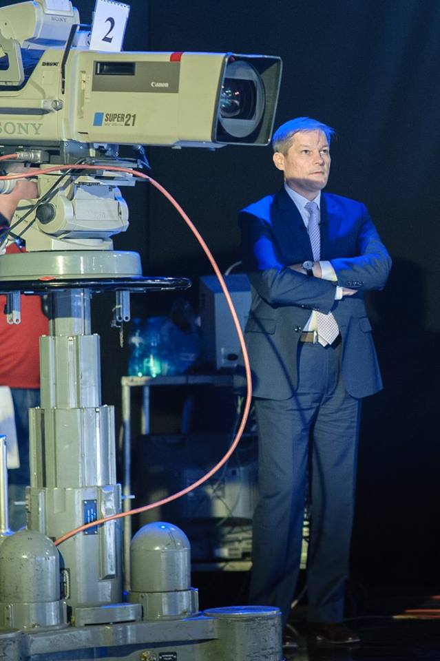 Atunci și Acum | Dacian Cioloș, inginerul agronom ajuns șef al Executivului, în prima guvernare tehnocrată a României