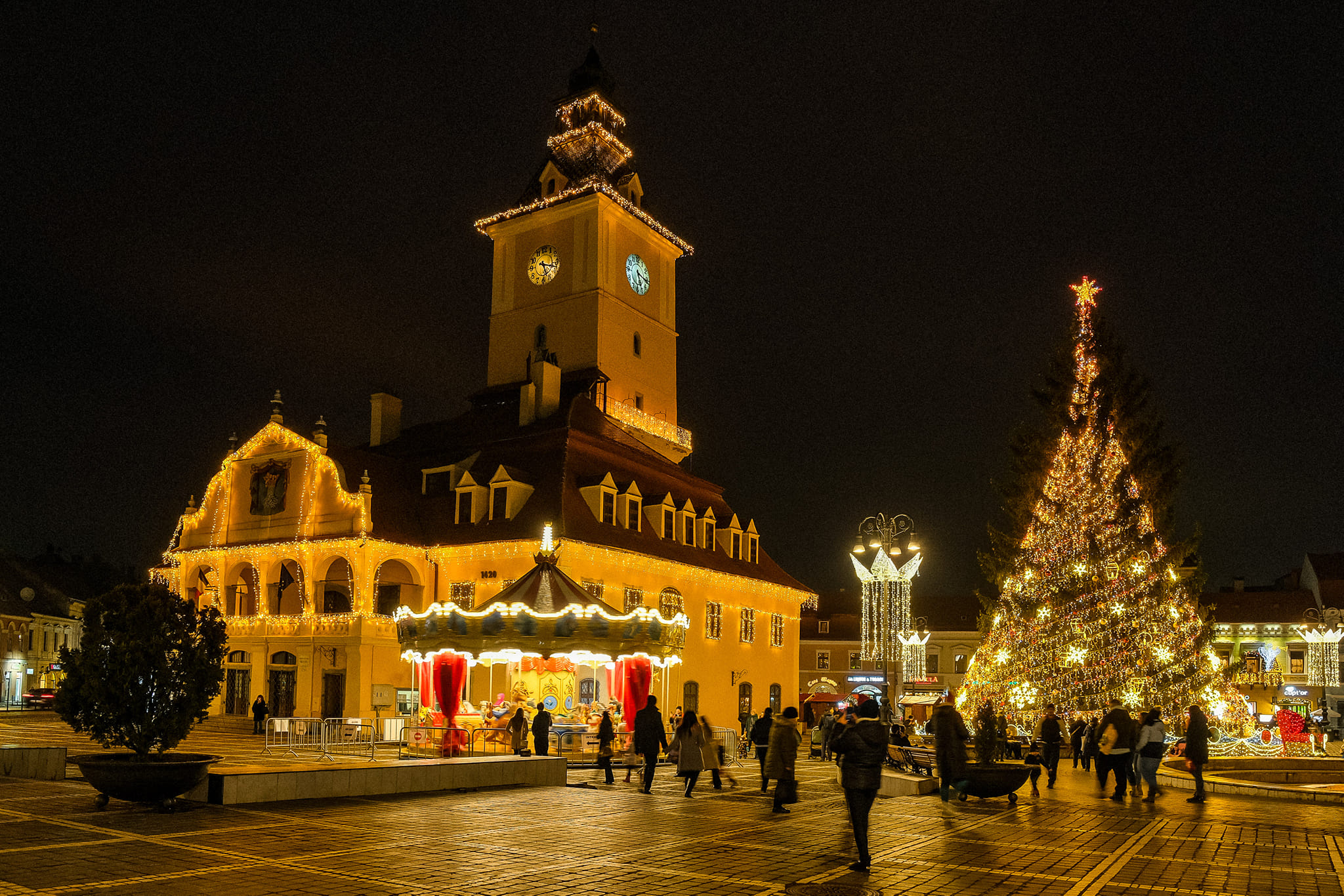 Târgul de Crăciun Brașov 2024. Căsuțe cu produse tradiționale, dar și cel mai înalt brad de Crăciun natural din România