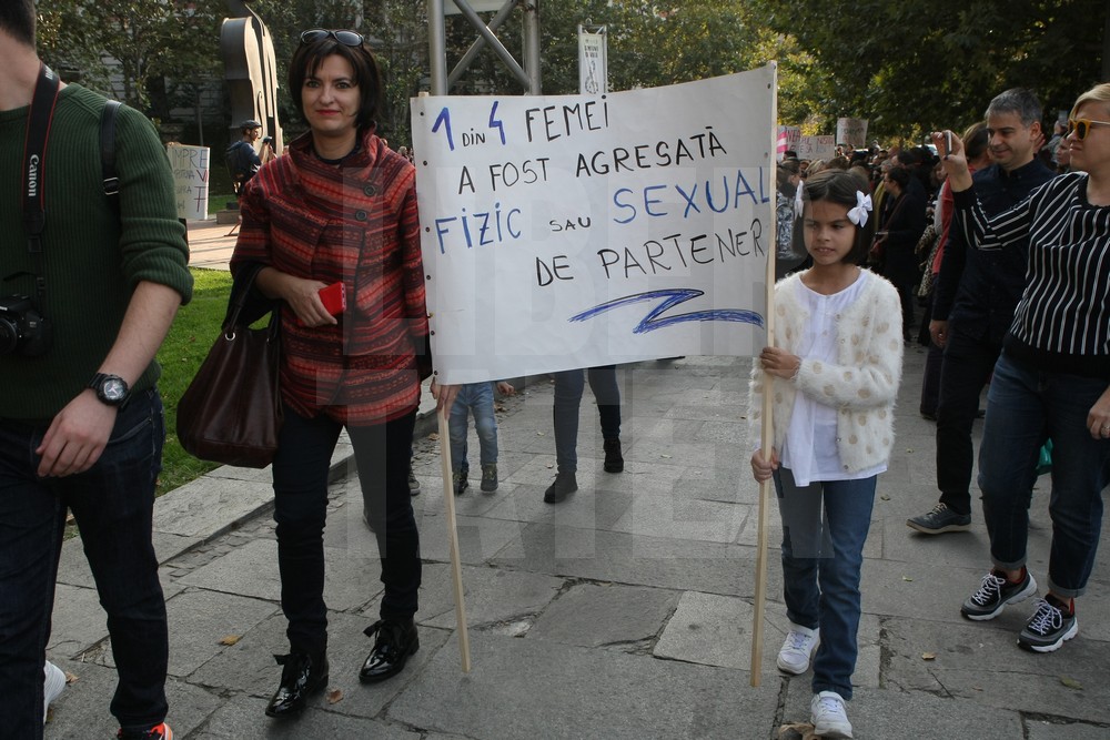 GALERIE FOTO/ Marş împotriva violenţei domestice, în Bucureşti: "Împreună pentru siguranţa femeilor"