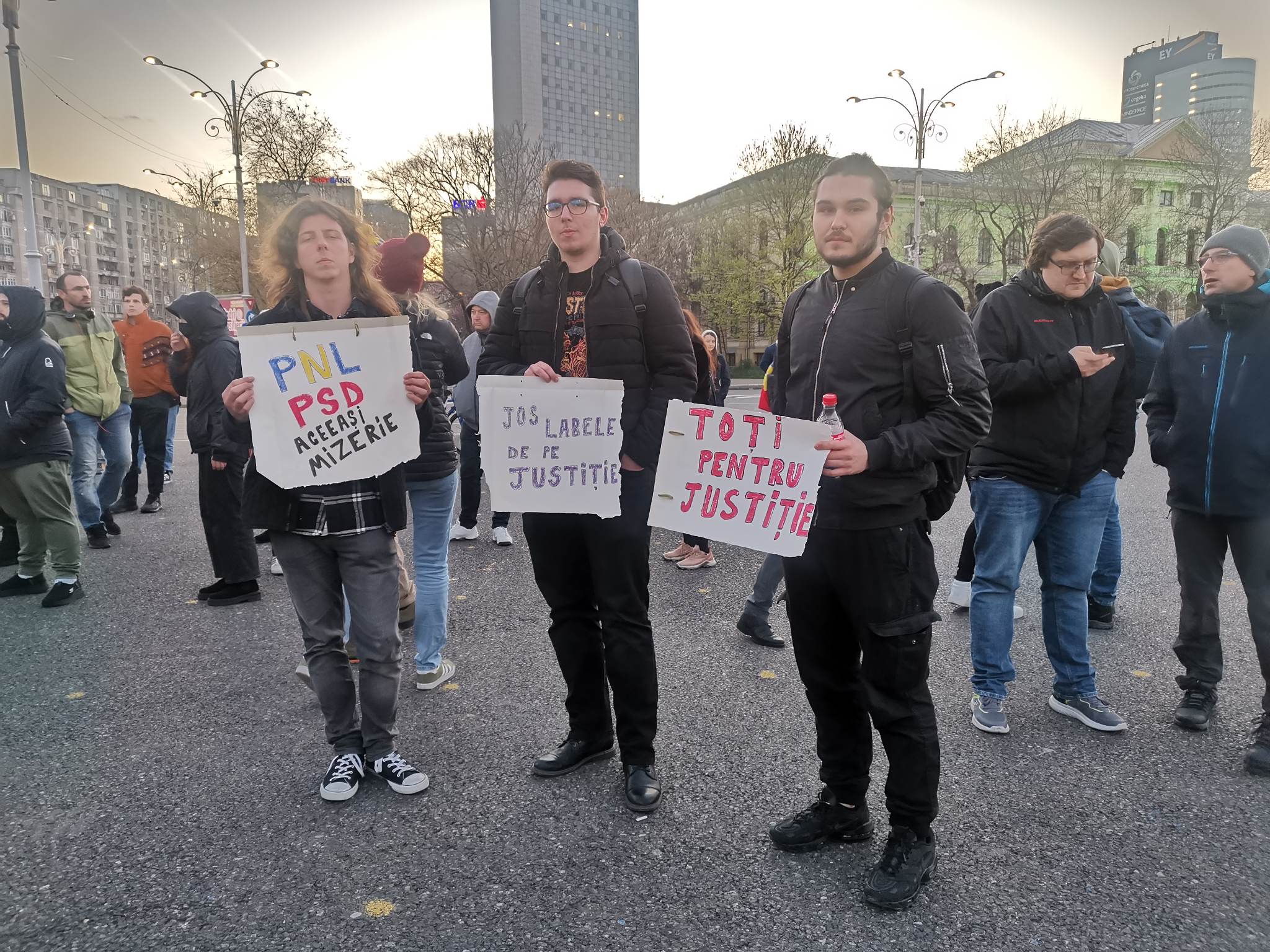 Protest cu zeci de oameni în Piața Victoriei, după ce senatorii au votat pragul de 250.000 de lei pentru abuz în serviciu