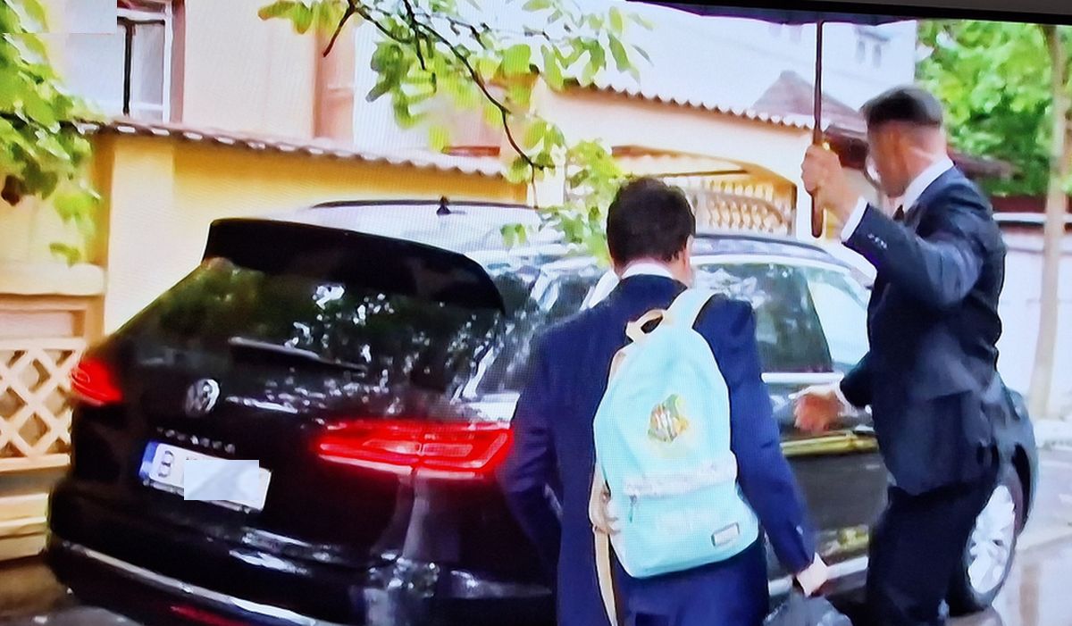 Nicușor Dan a ieșit din casă cu ghiozdanul copiilor, în ziua în care devine președintele României