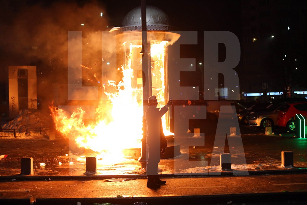 Violențe între ultrași și jandarmi, miercuri seară, în Capitală, pe finalul protestelor / FOTO & VIDEO