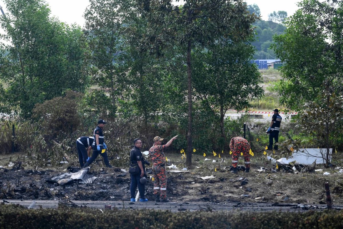 Un avion privat s-a prăbușit pe o autostradă din Malaezia. Cel puțin zece oameni au murit