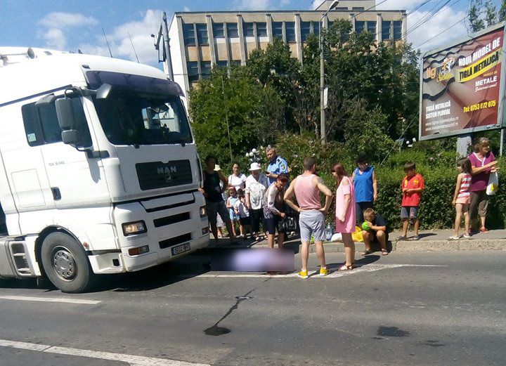 Bărbat călcat de camion pe o trecere de pietoni din Iași. Scene șocante în apropierea unui centru comercial