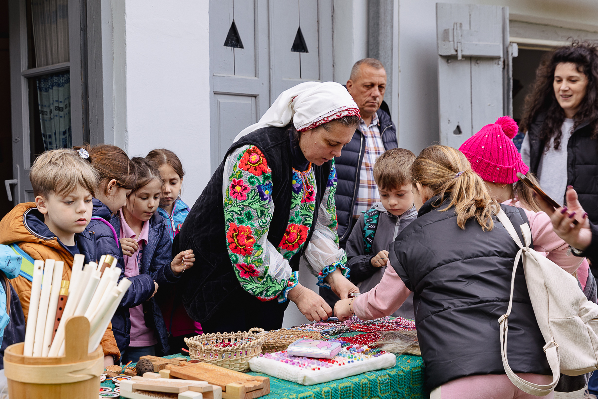 De Paști, la Muzeul Satului Vrâncean, sute de copii au lăsat smartphone-ul și au pus mâna pe chișiță, să încondeieze ouă. „Unii chiar au îndemânare, au ieșit lucruri faine”