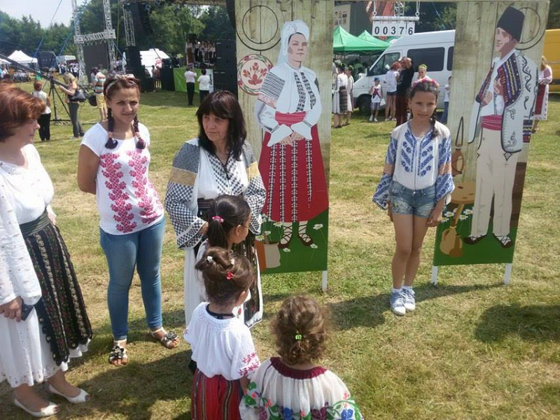 Ziua Universală a Iei | Actorul Toma Cuzin din Las Fierbinți a defilat în cămașă românească în satul lui Brâncuși
