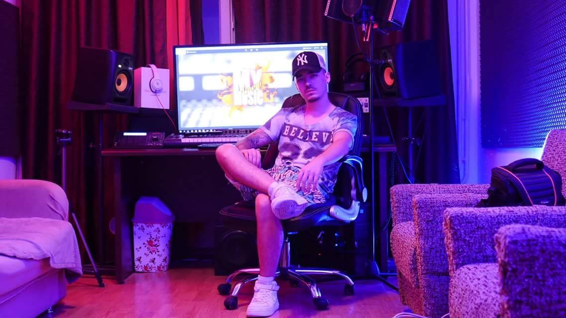Adrian Țuțu, primul câștigător „Românii au talent”, lansează piesa „O secundă”. Videoclipul îl are în rol principal pe atletul Valentin Tănase