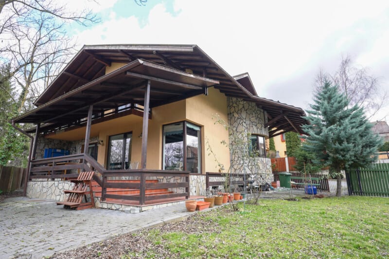 FOTO. Cum arată vila de 1,5 milioane de euro scoasă la vânzare în Cluj. Ceva lipsește din poze