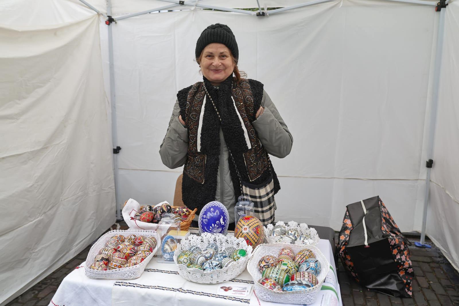 Borș pescăresc și mici din pește sub privirile bucureștenilor. Cât a ajuns să coste un kilogram de cozonac la târgul pescăresc de Florii