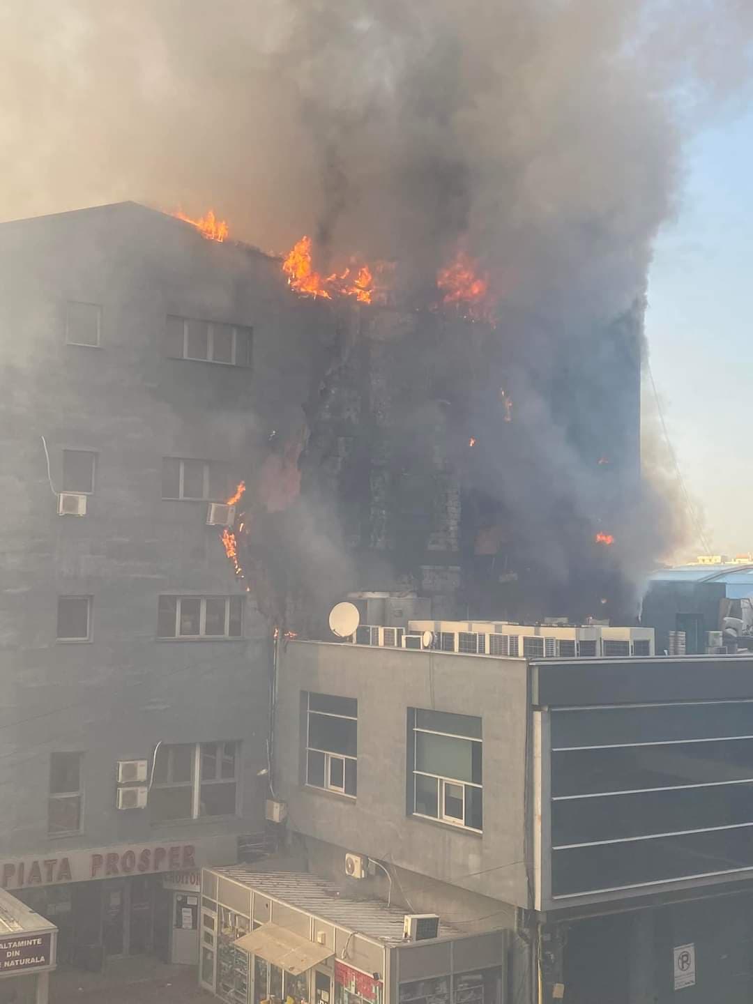 Un centru comercial din București a ars complet. ISU spune că nu avea autorizație de securitate la incendiu
