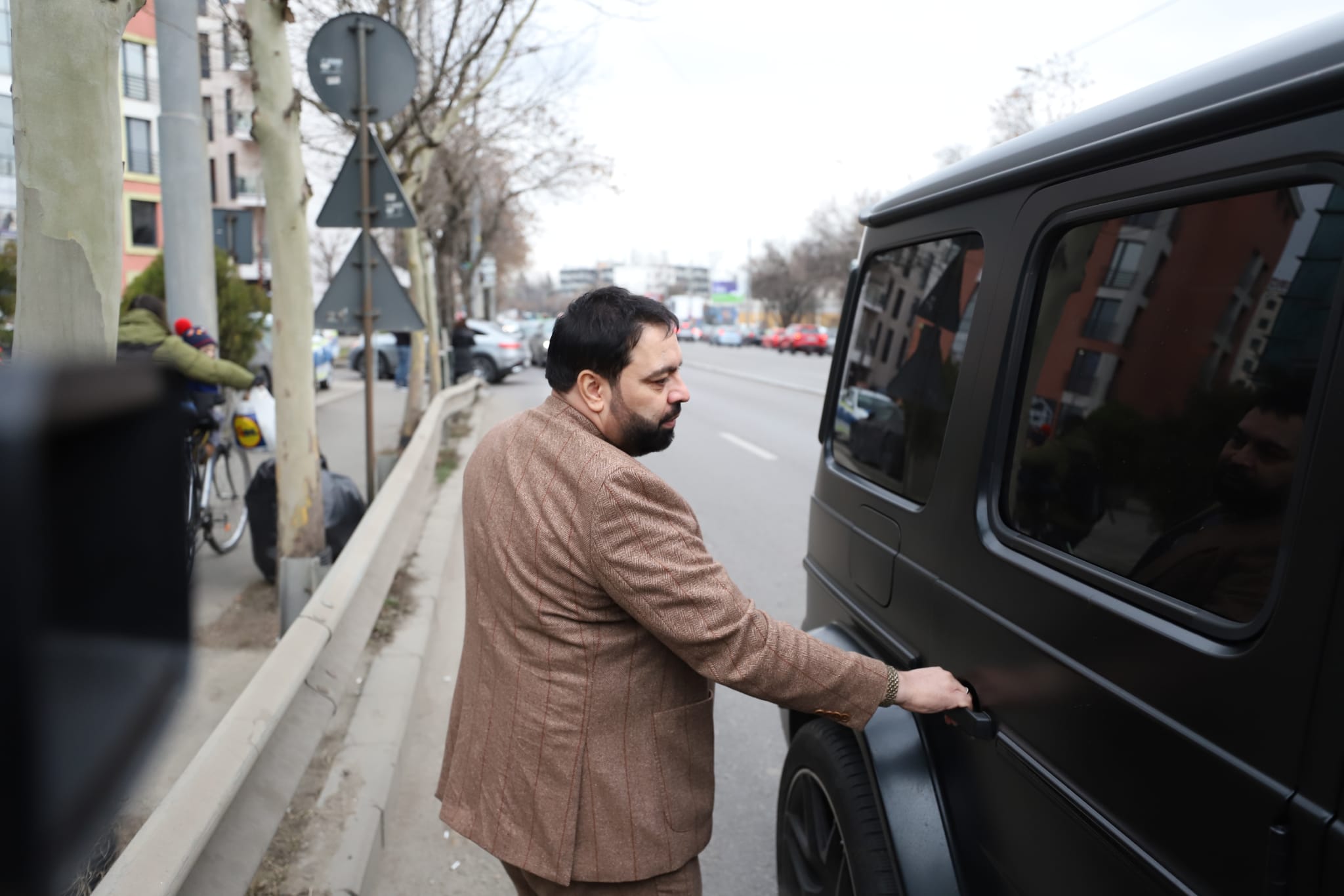 Florin Salam, spectacol în fața unei secții de poliție din București: „Eu sunt șeful României. Mergeam și cântam și într-un grajd”