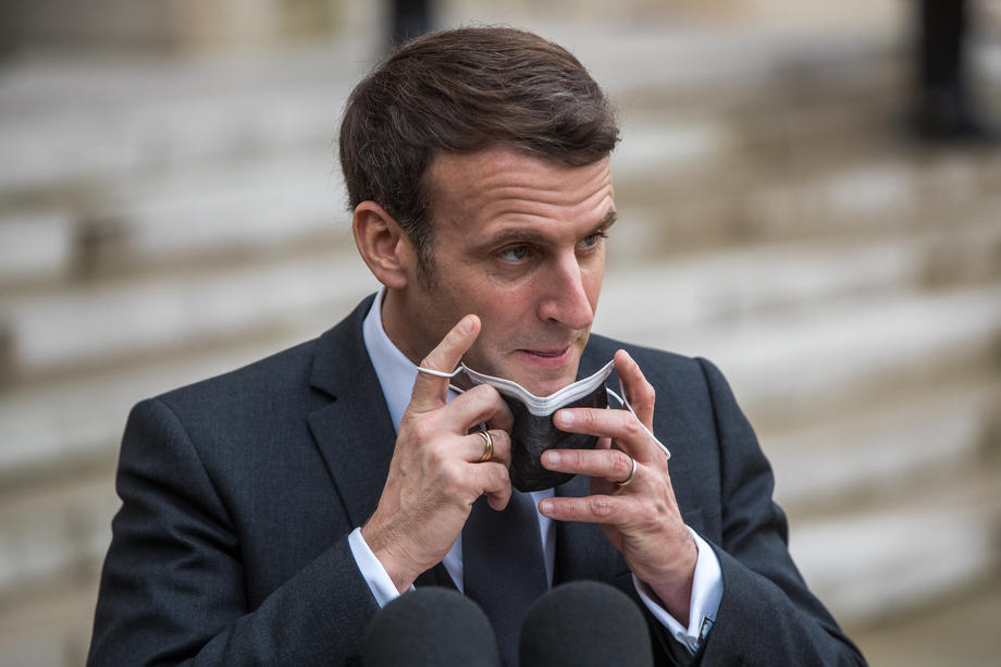 Emmanuel Macron a ținut singur umbrela la un eveniment cu premierul slovac Igor Matic