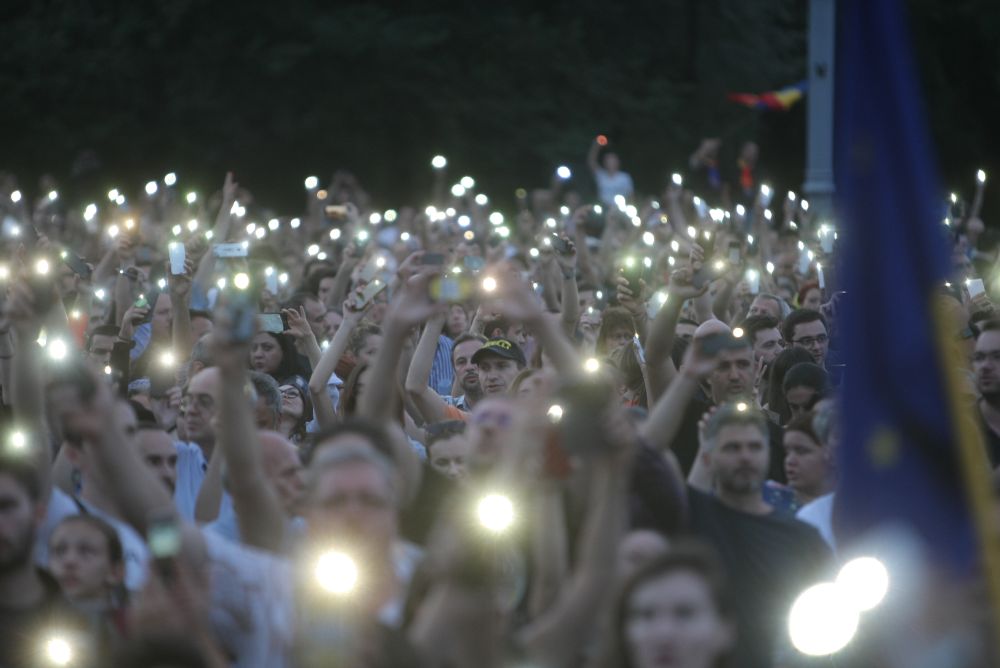 FOTO&VIDEO/ Câteva mii de persoane au protestat în Piața Victoriei, joi seară