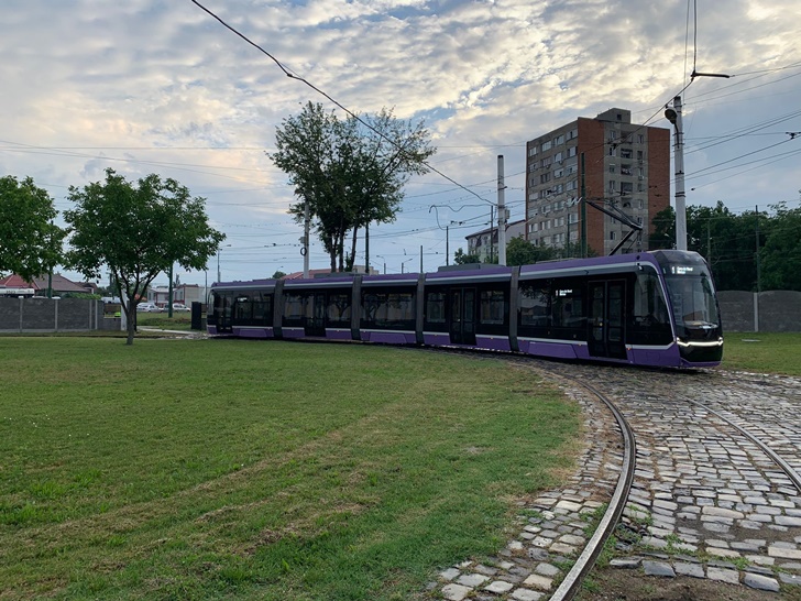 Tramvai de 2 milioane de euro, blocat într-o intersecție din Timișoara la prima ieșire pe traseu. „Nu știm de ce s-a oprit”
