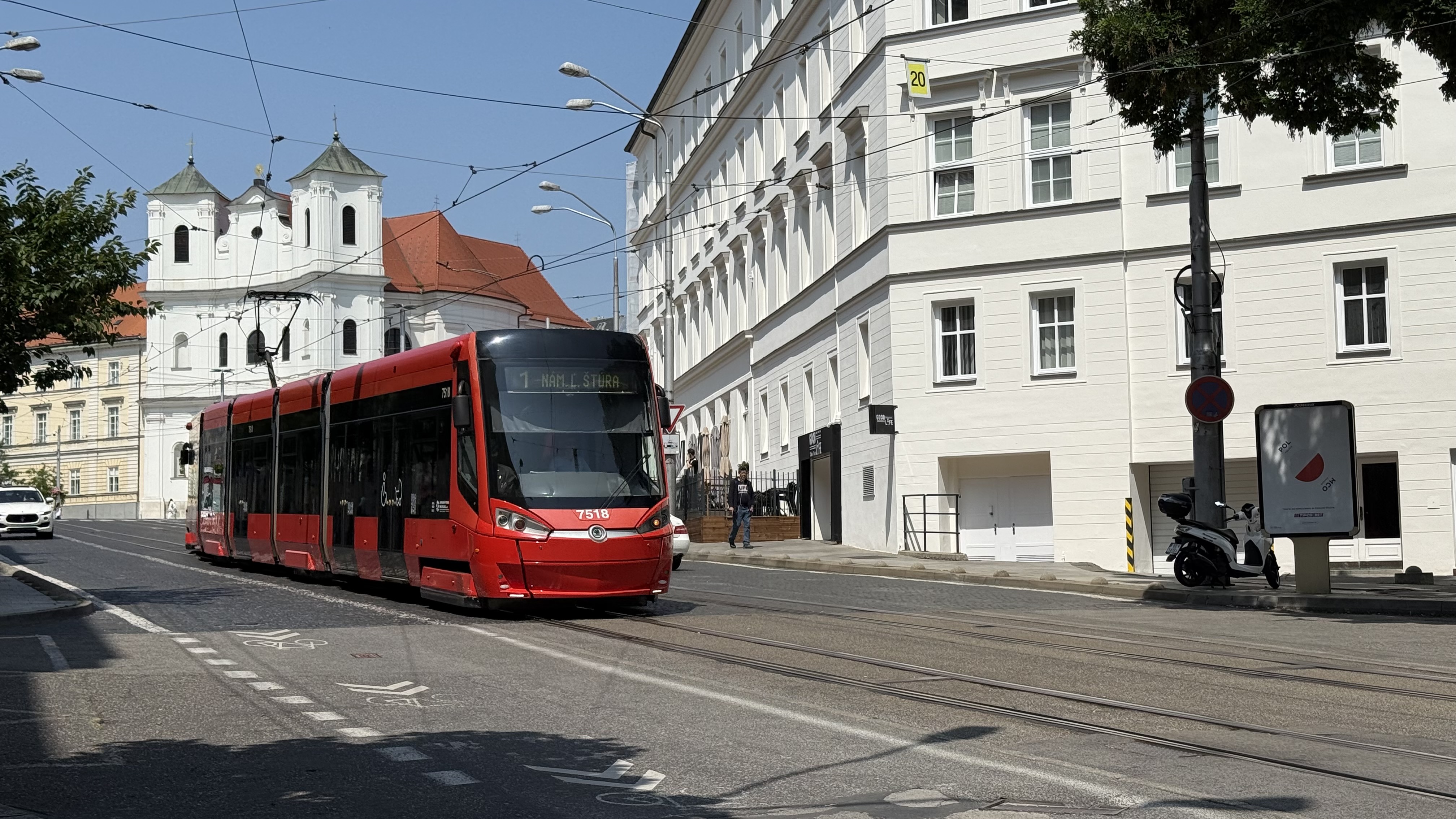 Cât plătești pentru un tuns și bărbierit la o frizerie de cartier din Bratislava: buget de restaurant în România
