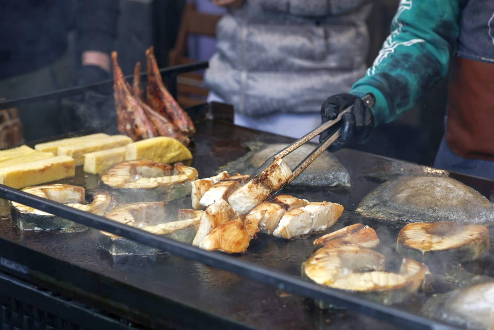 Borș pescăresc și mici din pește sub privirile bucureștenilor. Cât a ajuns să coste un kilogram de cozonac la târgul pescăresc de Florii