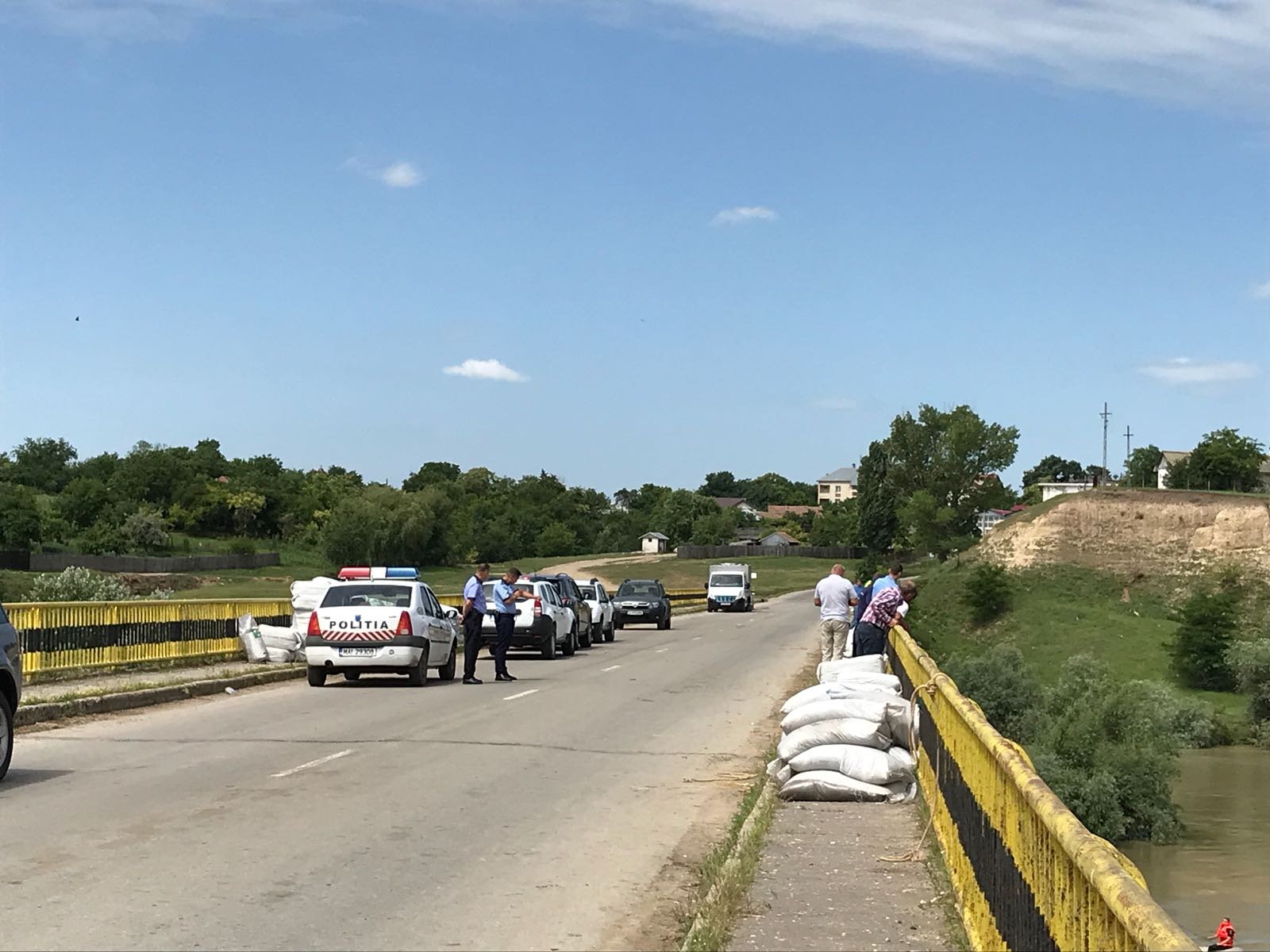 Râurile Jiu și Amaradia, pline de țiței după o avarie la o conductă a OMV Petrom, în Dolj/ FOTO