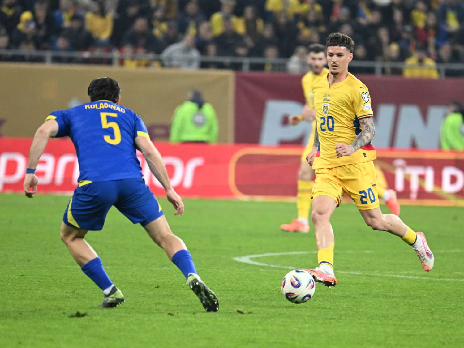 Comentatorii de la România - Bosnia, puși la zid de magicianul Robert Tudor. Fanii, nemulțumiți de decizia Antena 1