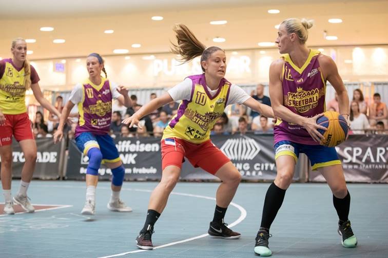 Leonard Doroftei a boxat cu mingea de baschet la turneul Sport Arena Streetball de la Ploiești