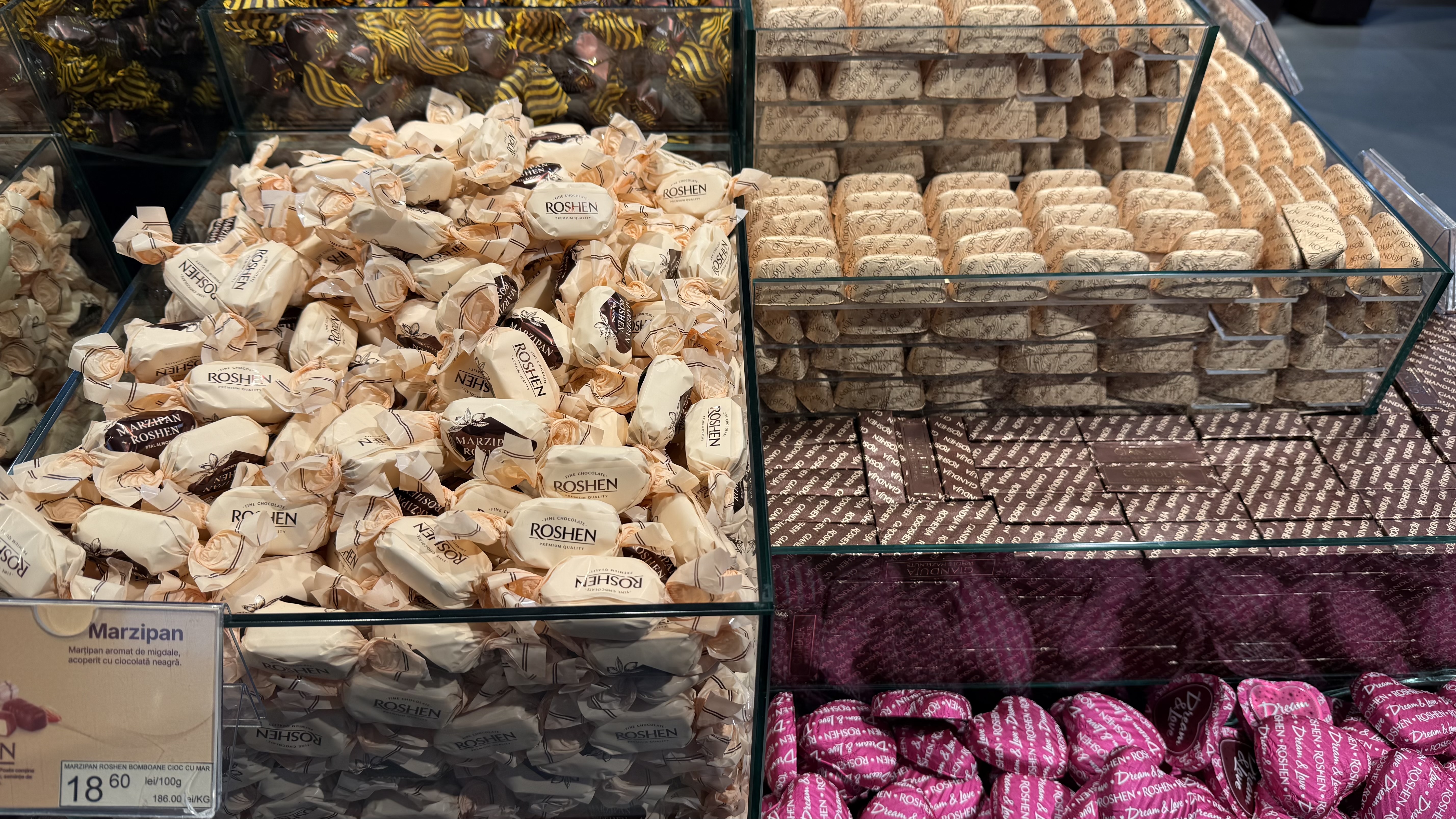 Noul templu al dulciurilor din București. Peste 300 de sortimente de produse. Cât costă și de ce toată lumea vorbește despre magazinul de la Piața Unirii