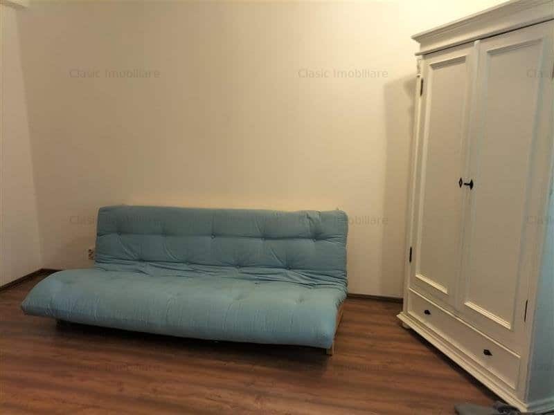 FOTO. Cum arată „apartamentul tip studio”, de 16 mp, scos la vânzare cu 50.000 de euro. „E o baie cu spațiu de dormit și fierbător”