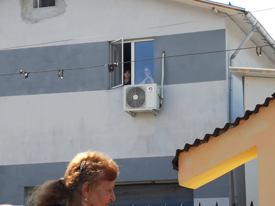 Înghesuială cum nu s-a mai văzut la înmormântarea lui Răzvan Ciobanu. Lumea s-a urcat pe garduri și la ferestre | FOTO