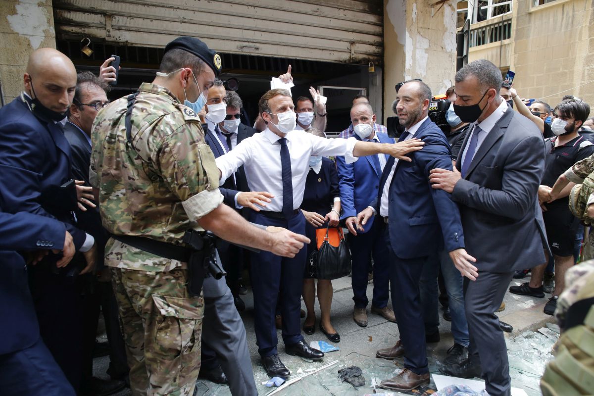 Emmanuel Macron, primit ca un salvator la Beirut, după explozii. Cuprinși de furie, libanezii au cerut ajutorul Franței în timp ce au strigat: “Revoluție!”