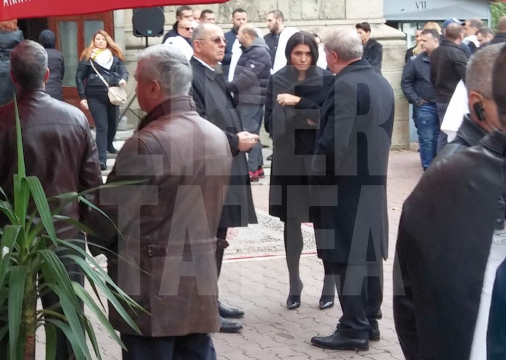FOTO EXCLUSIV/ Elena Băsescu și-a plâns fostul iubit pe ultimul drum. Cristi Toporan a fost îngropat