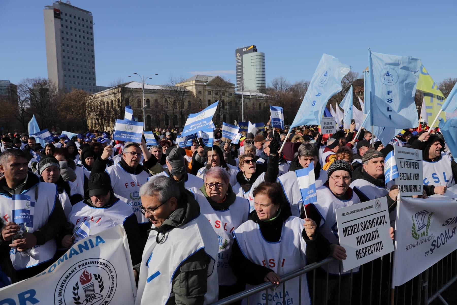Federaţiile din Educaţie au ieșit în stradă și au protestat în fața Guvernului: „Mereu sacrificați, niciodată respectați. Vrem salarii decente”