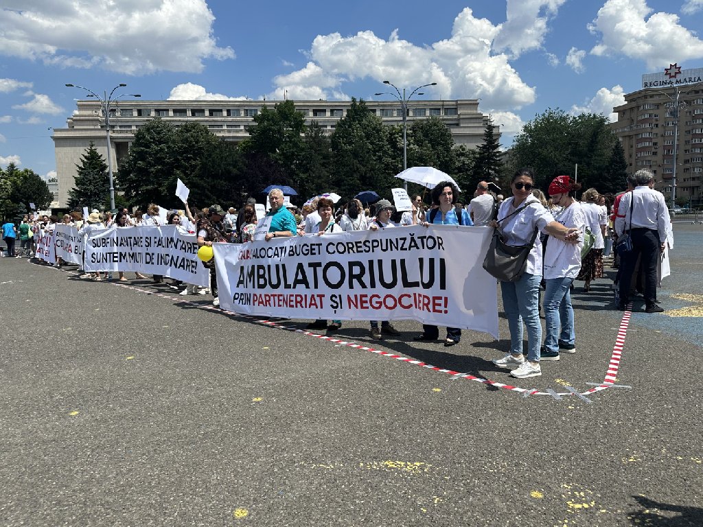 Protest al medicilor din cadrul ambulatoriilor de specialitate în fața Guvernului. Ce nemulțumiri au