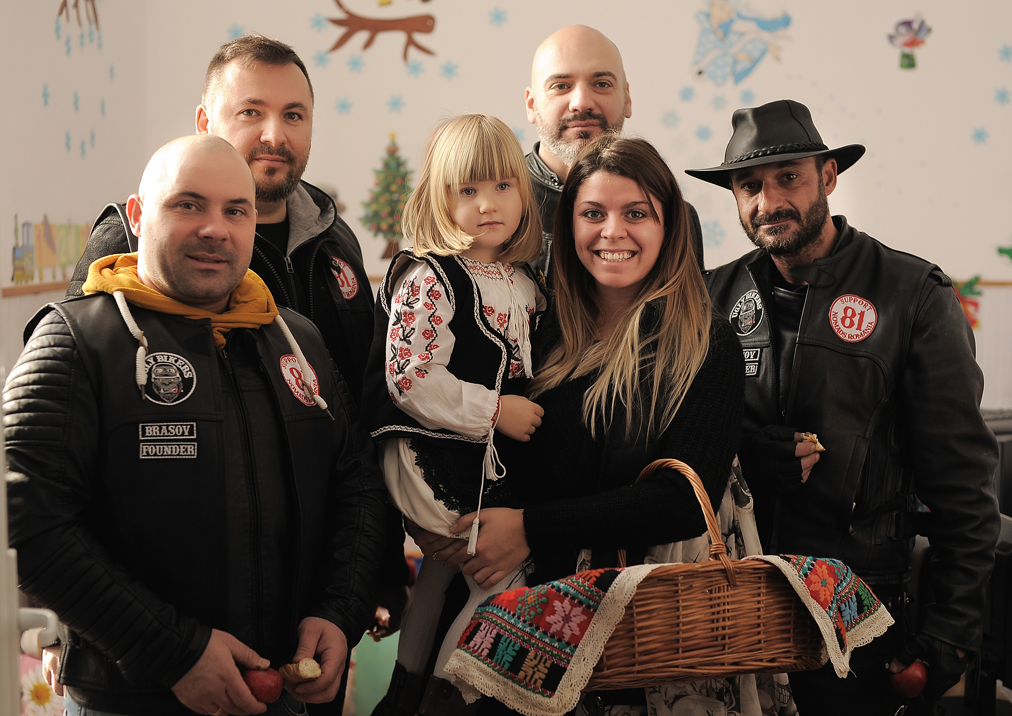 GALERIE FOTO/ Un club de motociclişti a donat calculatoare copiilor dintr-un sat braşovean. Copiii i-au așteptat pe "Ugly Bikers" în costume tradiționale