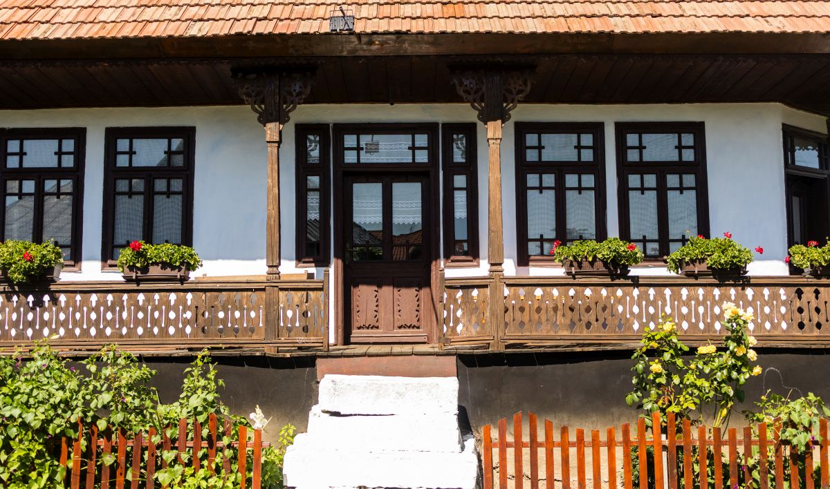 Cinci locuri pe care e musai să le vezi, chiar dacă pentru asta trebuie să te duci până la Cucuieții din Deal. Povestea bisericii de lemn cu tavan de stele