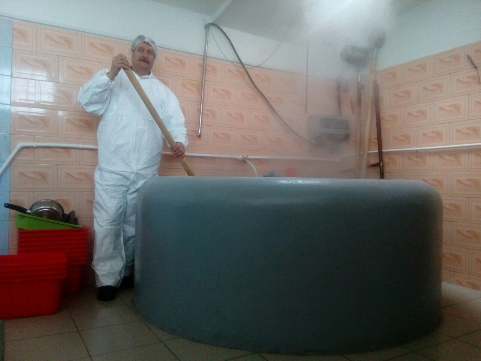 REPORTAJ/Ismail prepară bragă după vechea reţetă moştenită de la străbunicul său turc: "Cineva trebuia să ducă tradiţia mai departe"/VIDEO
