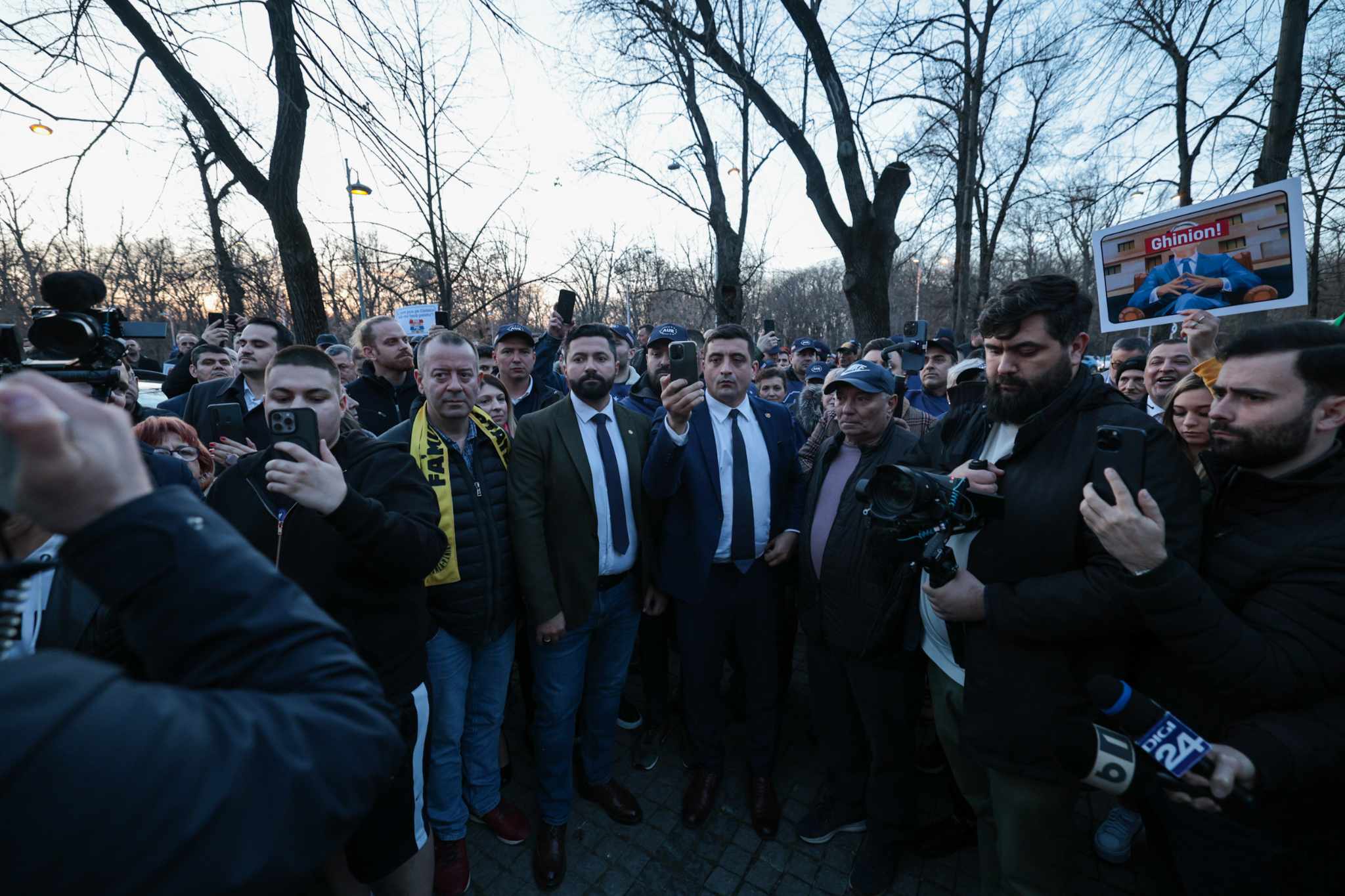 Protest AUR în fața imobilului din Aviatorilor renovat în secret pentru 7 milioane de euro: „După mandat, un palat”