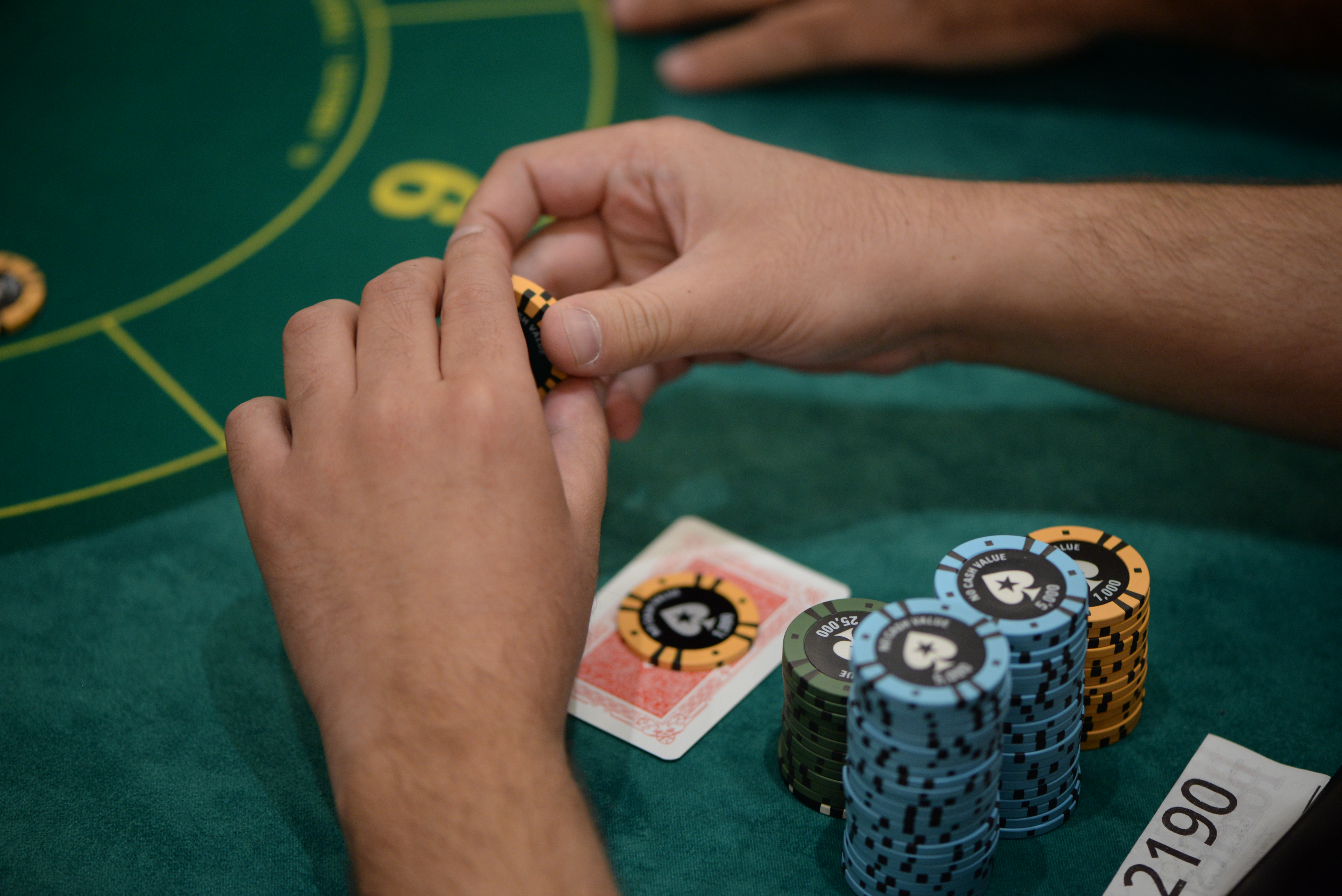 2.000 de români trăiesc din poker. Stau câte 10-12 ore la laptop și produc până la 10.000 de euro pe lună / GALERIE FOTO