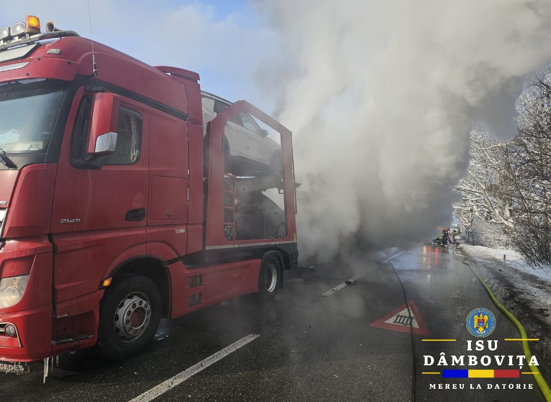 Un autotren care transporta opt autoturisme a luat foc pe DN 72, în judeţul Dâmboviţa