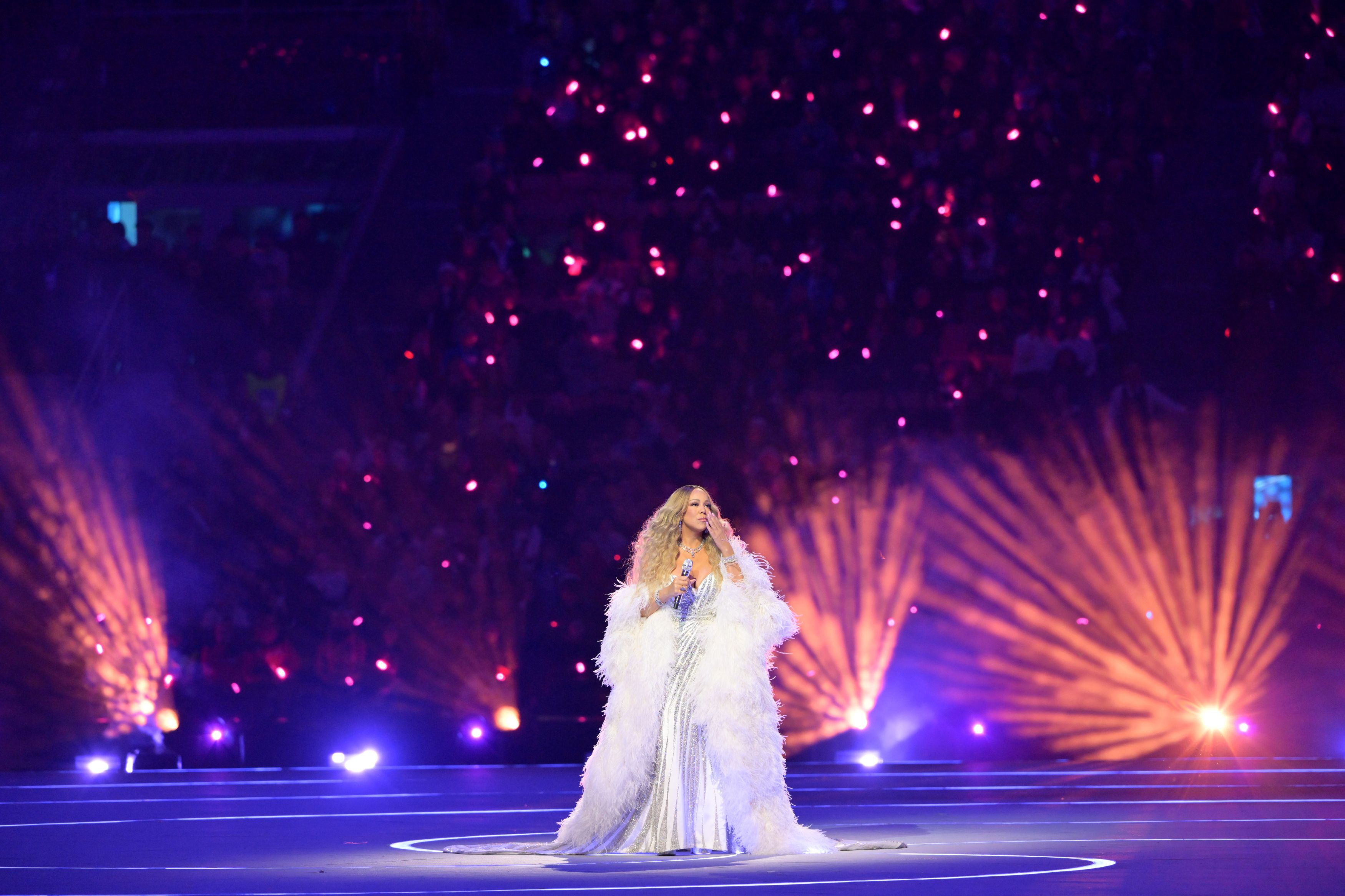 Cum a apărut Mariah Carey la ceremonia de deschidere a Jocurilor Olimpice de Iarnă 2026. Artista a purtat diamante în valoare de 15 milioane de dolari
