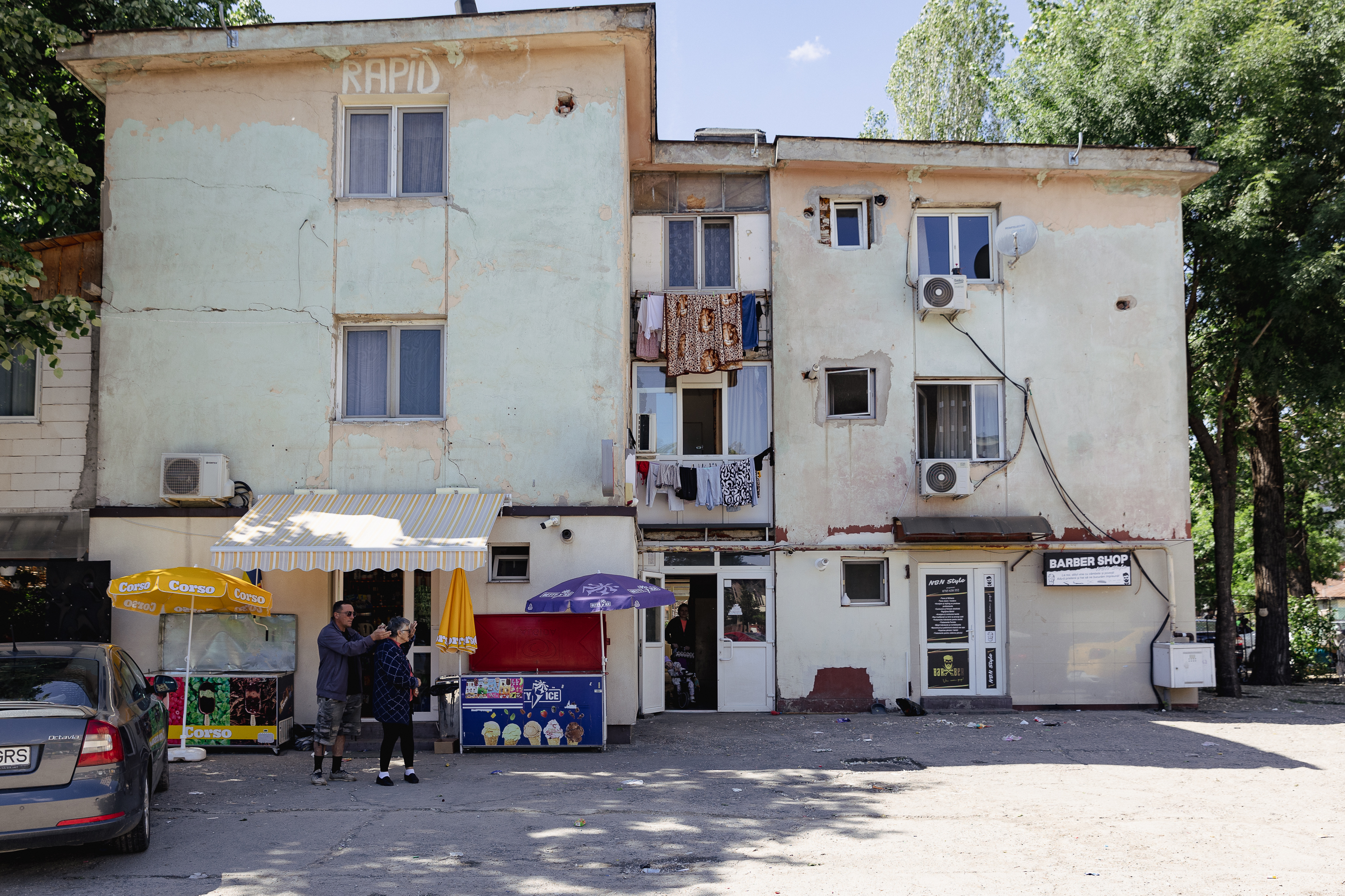Duminica cetățeanului în sectorul 5. Adevăratul George Simion a ieșit cu soția și prietenii la vot la o școală din cartierul Sălaj: „Așteptăm schimbarea!” FOTOREPORTAJ