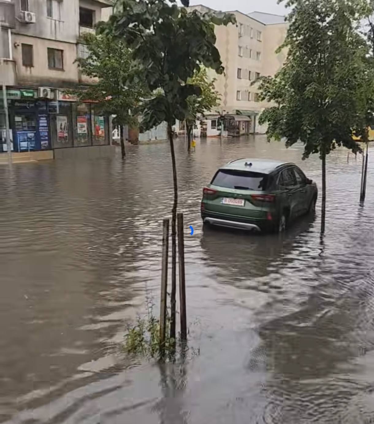 Imagini din primul oraș inundat în România, după 12 ore de ploaie continuă și înainte să intre în vigoare codul portocaliu