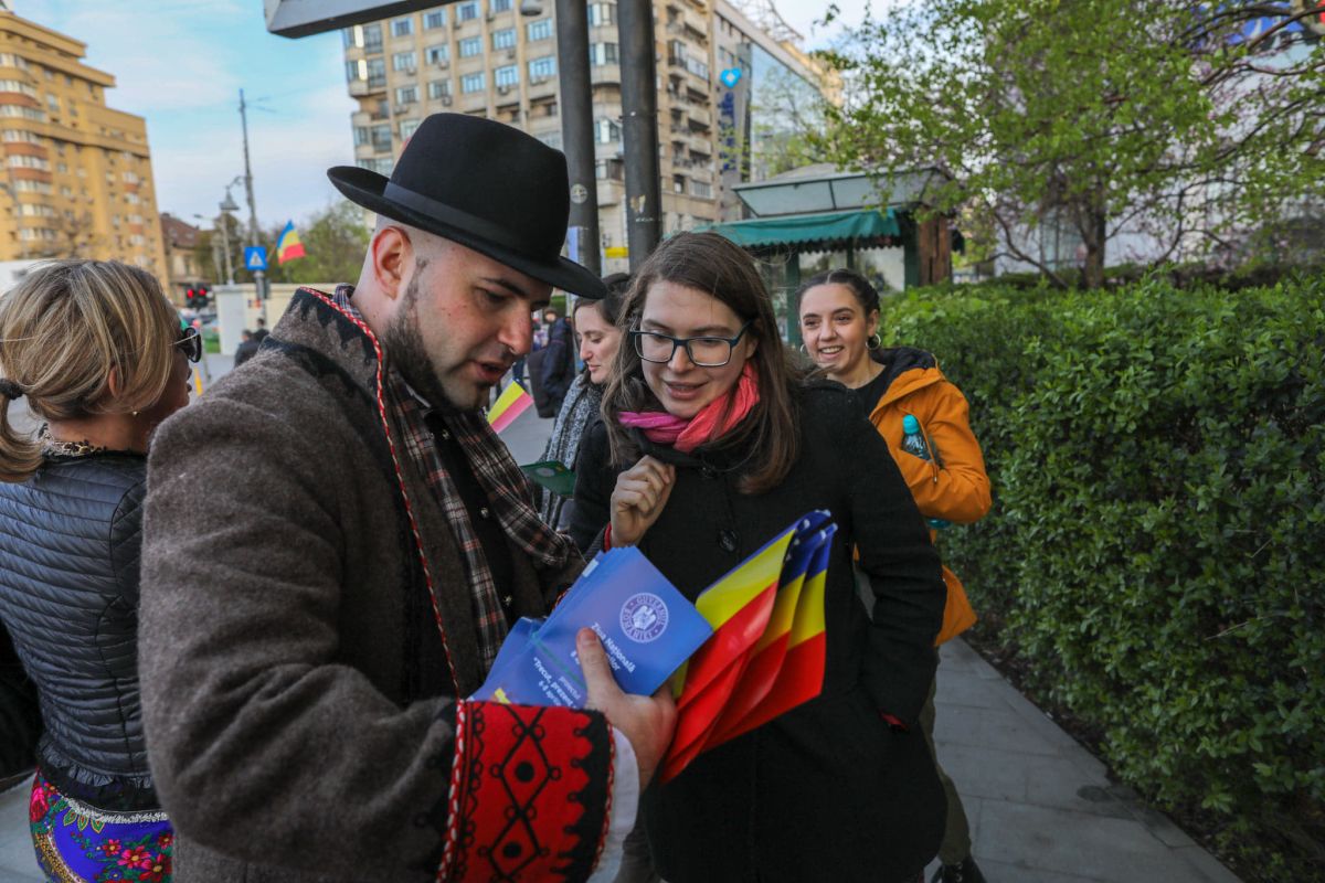 FOTO | Ziua Romilor marcată în acest weekend în București printr-un marș pentru combaterea rasismului și ateliere meșteșugărești