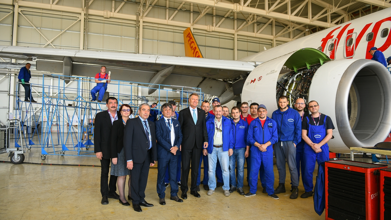 UPDATE. Președintele Klaus Iohannis a vizitat Aerostar SA:  Mi-aş dori să câştige contracte în continuare şi în domeniul militar