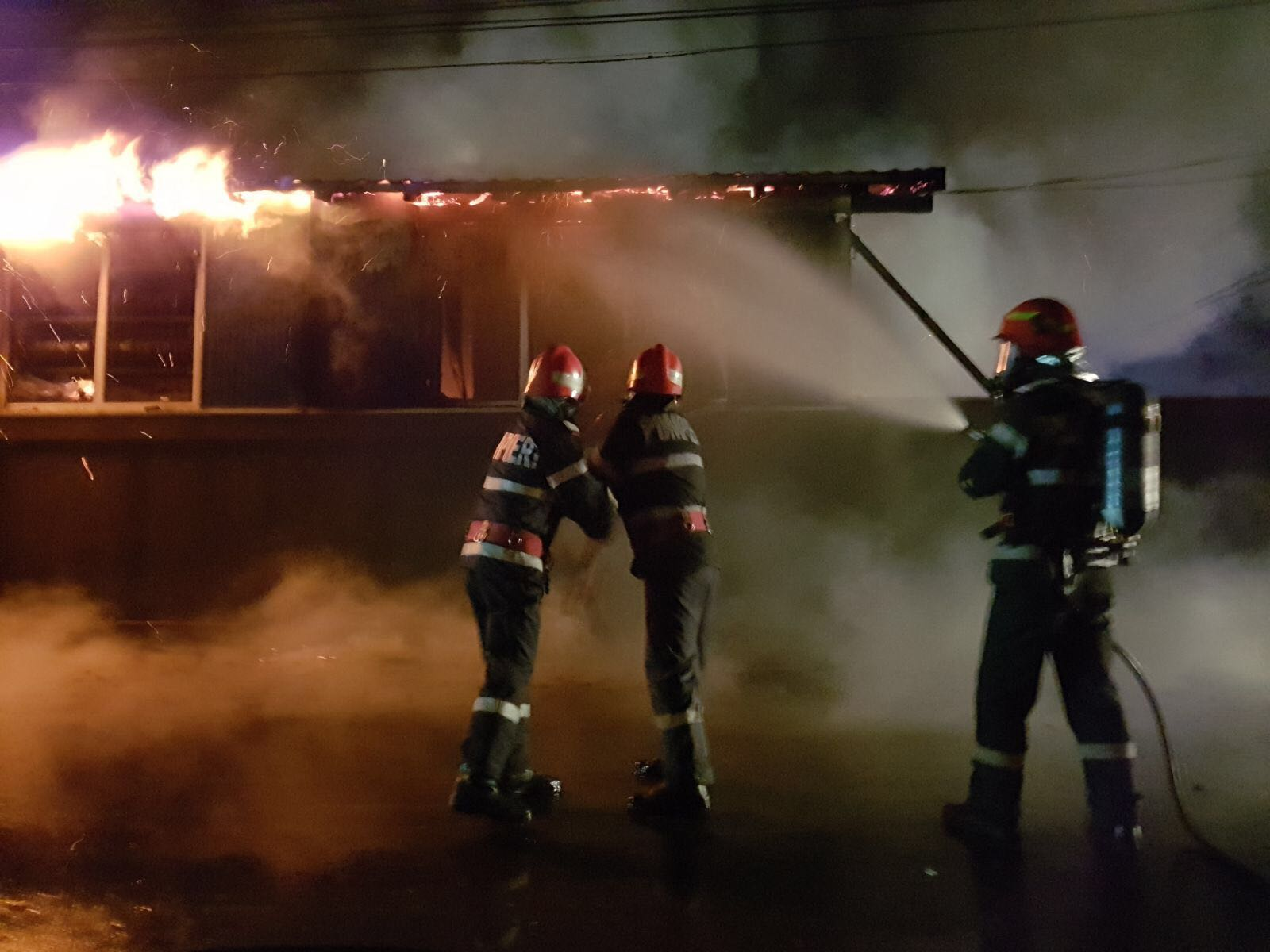FOTO & VIDEO | Incendiu la un service auto în comuna Puchenii Mari, pe DN 1. UPDATE