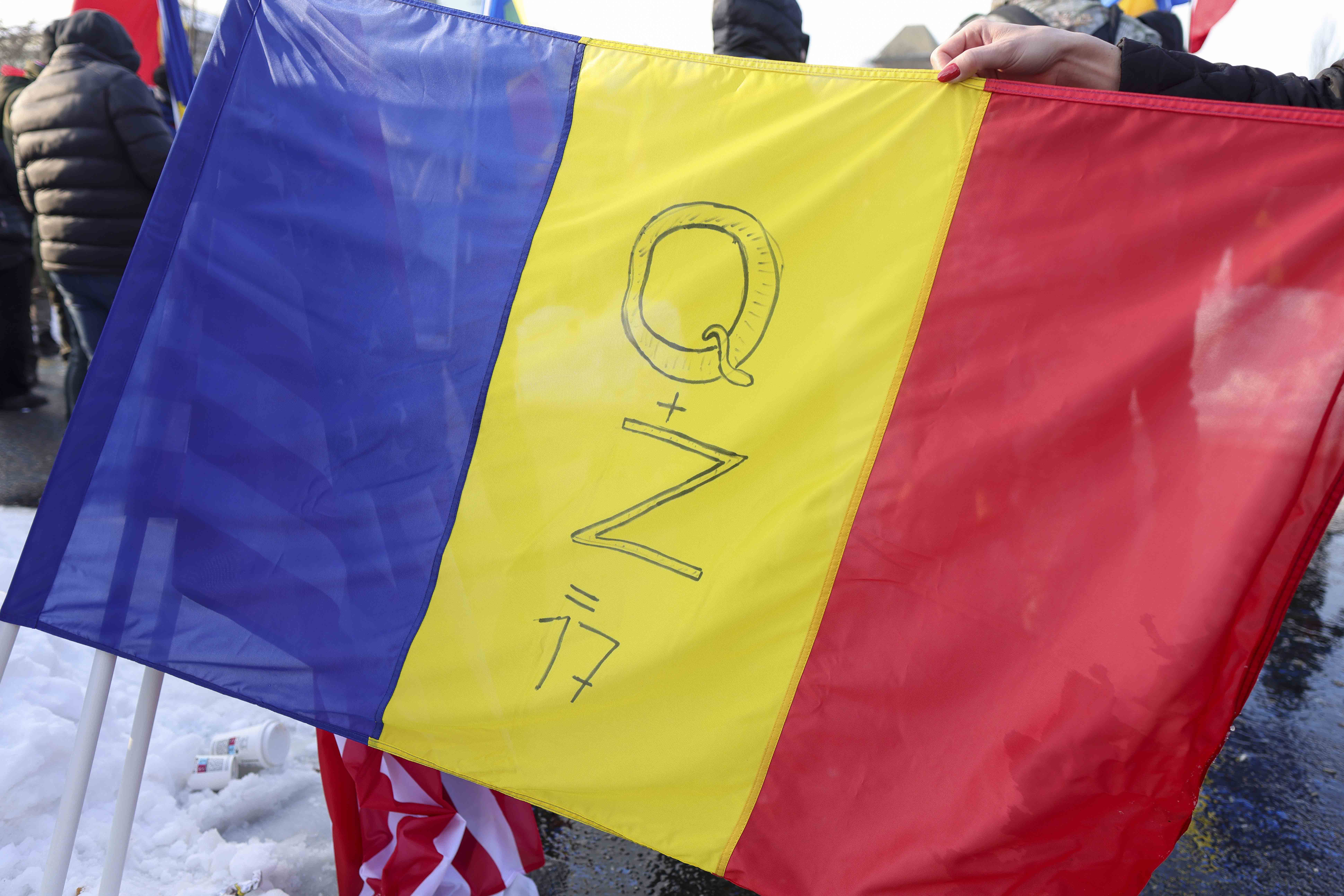 Susținătoare ale lui Călin Georgescu s-au dus fără frică în Piața Victoriei cu steagul Rusiei, pe care era desenată litera Z