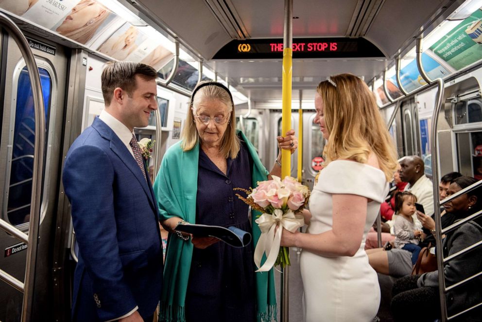 FOTO & VIDEO / Nuntă inedită în SUA. Doi tineri s-au căsătorit în metroul din New York