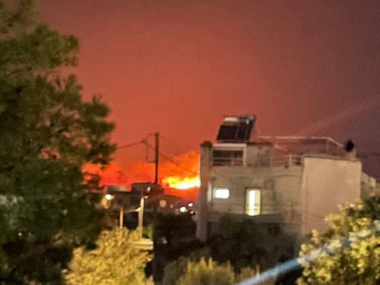 Un nou incendiu violent într-o regiune populară din Grecia. Intervin zeci de pompieri români și cehi