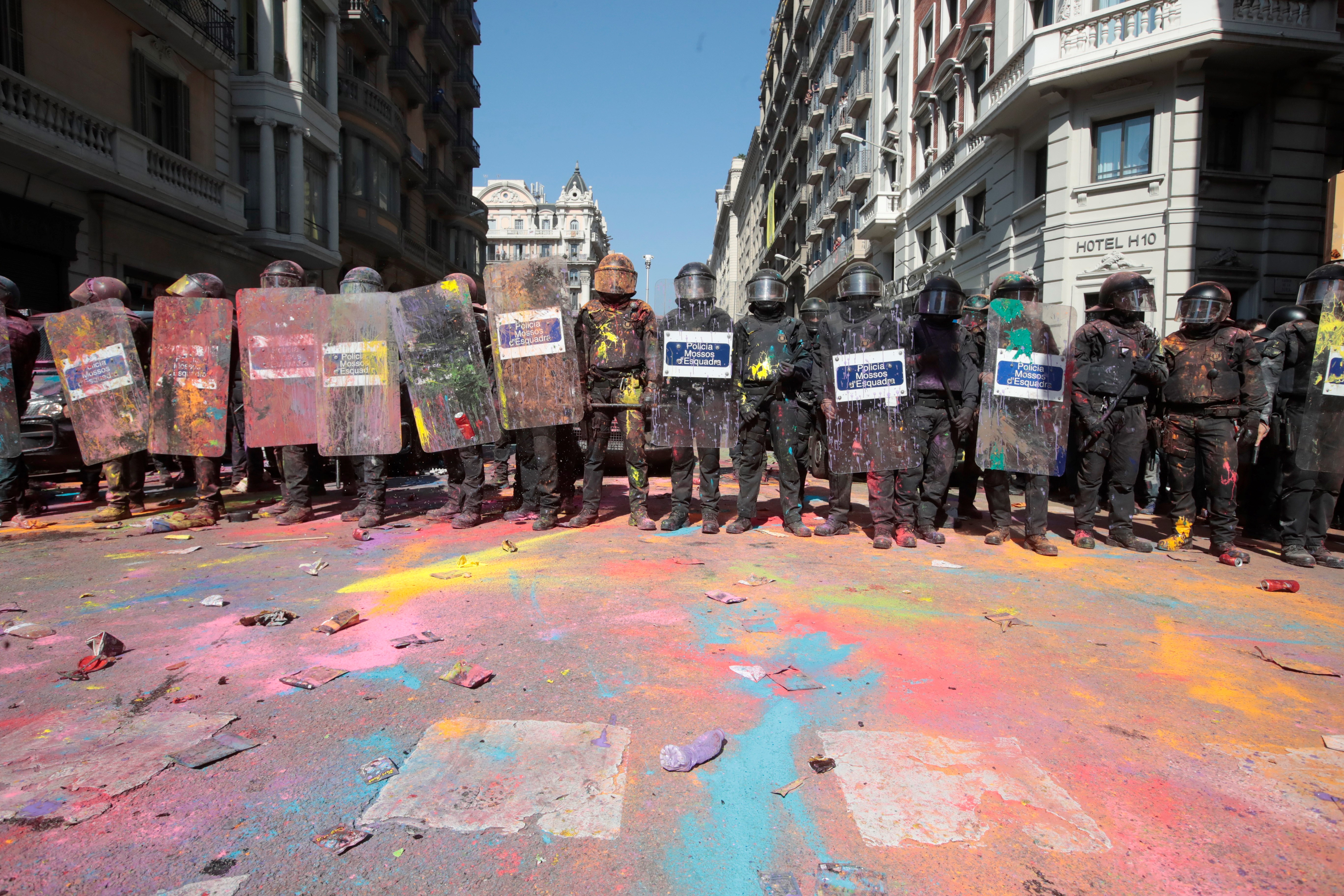 FOTO | Violențe la Barcelona între separatiștii catalani și poliție