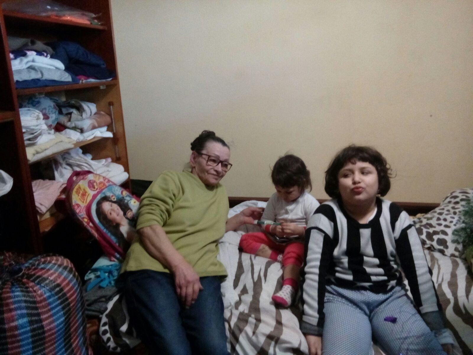 REPORTAJ/Doi bunici îşi cresc cu dăruire nepoatele, ca să nu simtă lipsurile: "Eu pot bea apă în loc să mănânc"|FOTO